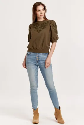 KYLE ELBOW-SLEEVE TOP W/EMBROIDERY