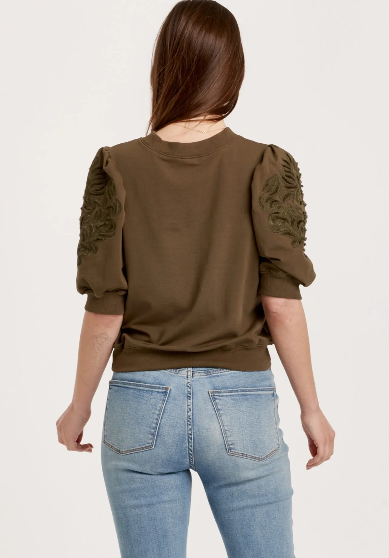 KYLE ELBOW-SLEEVE TOP W/EMBROIDERY