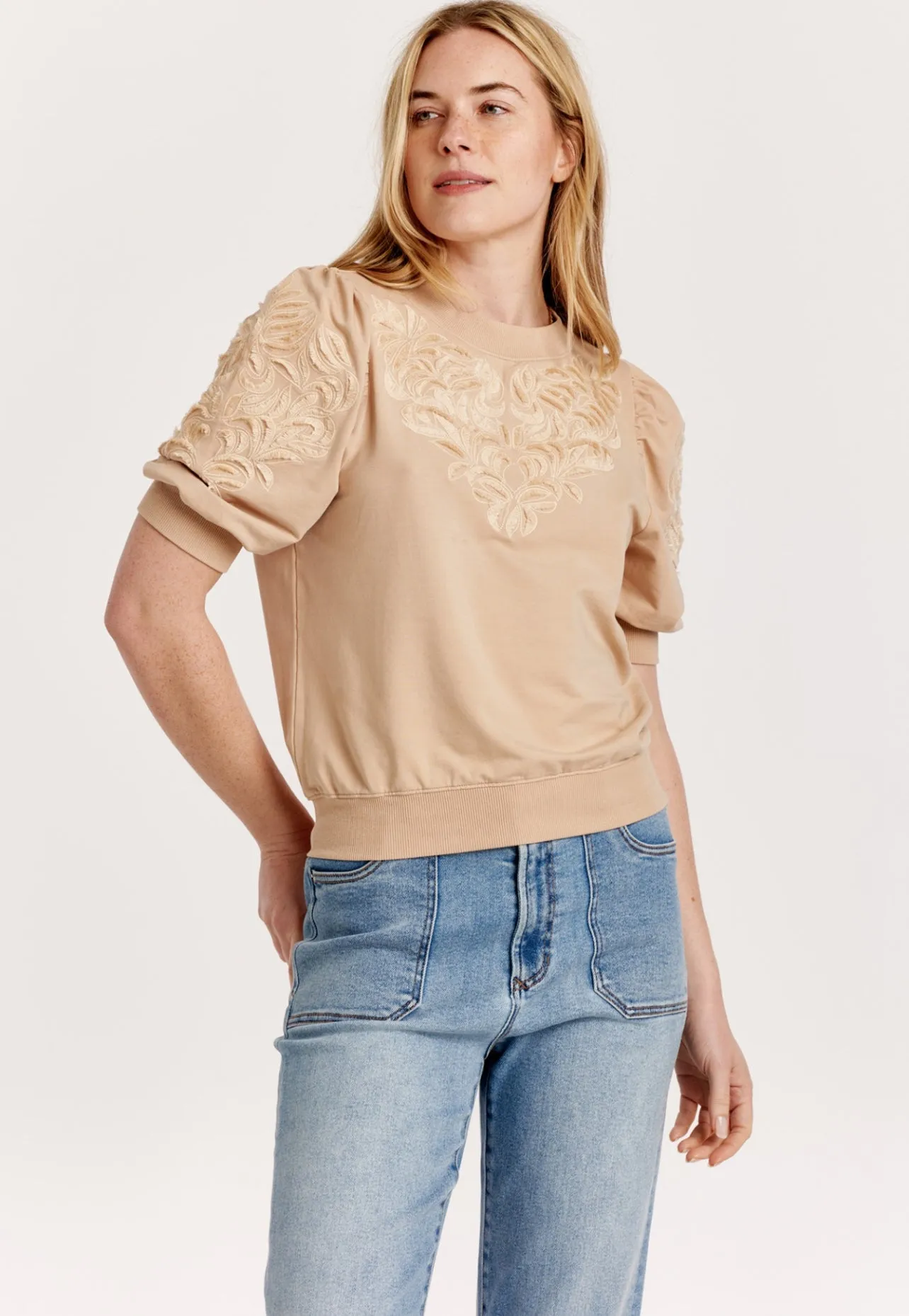 KYLE ELBOW-SLEEVE TOP W/EMBROIDERY